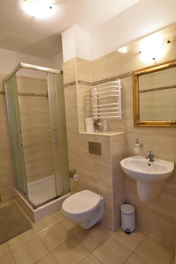 Dworek Zloty Rog Hotel I Restauracja Краков Экстерьер фото